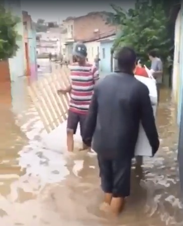 VÍDEO: Riacho transborda, invade ruas e assusta moradores de Santana do Ipanema, em Alagoas