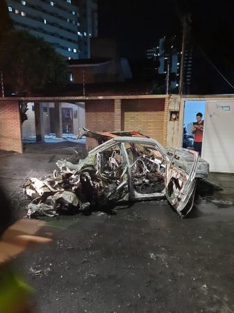 Carro com GNV incendeia e explosão deixa feridos