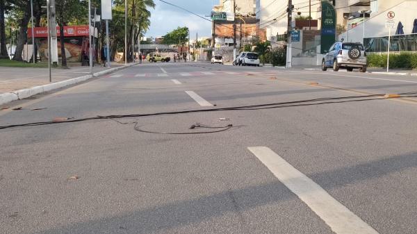 Queda De Fios De Poste Interdita Avenida Na Orla De Paju Ara Em Macei