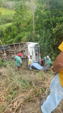 Ônibus capota em São Luiz do Quitunde-AL e deixa feridos 