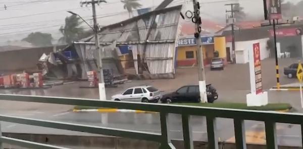 VÍDEO: Vento arranca cobertura de posto de combustíveis em Campo Alegre