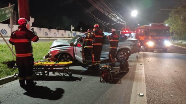 Embriagado motorista perde controle do veículo e bate em poste na Av