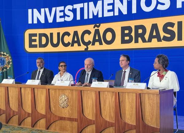 Pé de Meia: alunos de baixa renda do ensino médio público receberão R$ 2 mil por ano