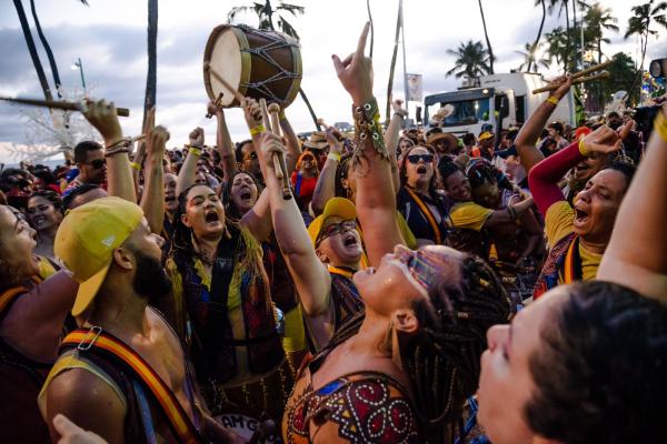 Rasgando o Couro Rock Maracatu arrasta milhares de foliões em desfile 2024