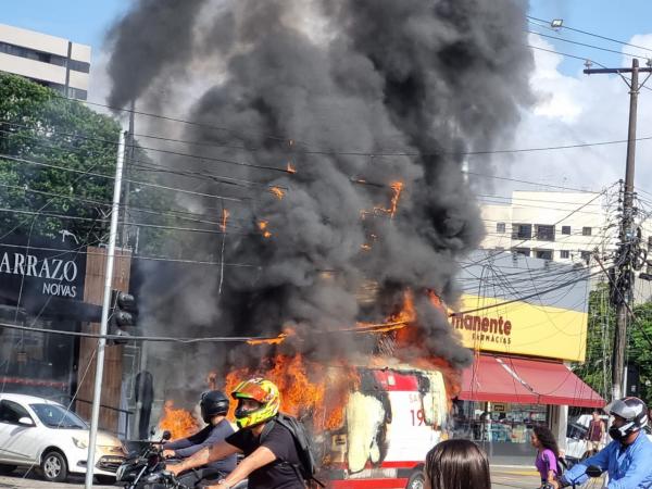 Vídeo Ambulância do Samu pega fogo na Av Fernandes Lima testemunhas