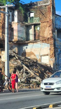 [Vídeo] Edifício abandonado desaba na Avenida da Paz, em Jaraguá 