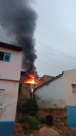 Homem tem 50% do corpo queimado em incêndio em Santana do Ipanema