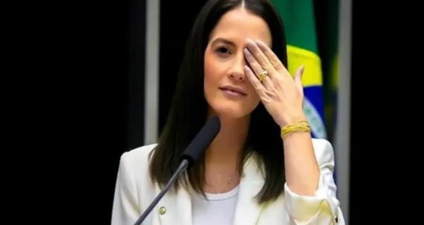 Deputada federal Amália Barros morre aos 39 anos