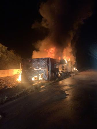 Caminhão bitrem pega fogo e carga de tapetes é destruída na BR-101