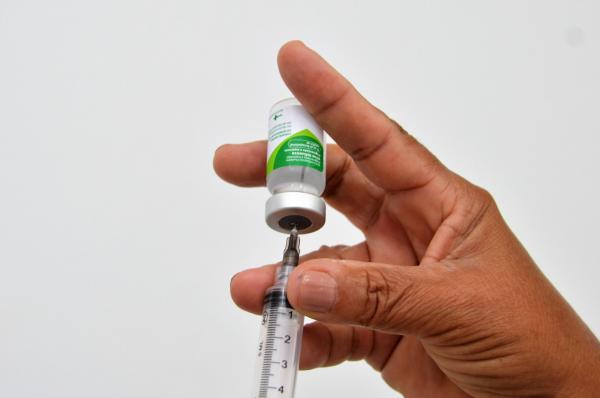 Sesau alerta que municípios podem continuar vacinando até terminar o estoque 