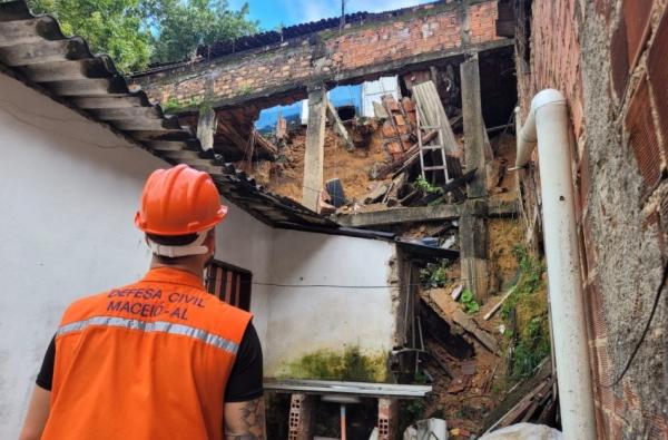 Defesa Civil de Maceió interdita casas após colapso na grota do Aterro