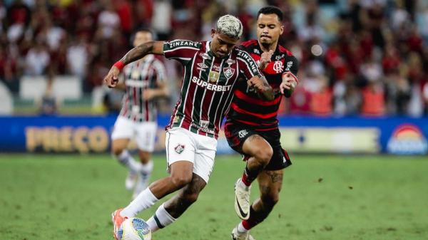 Flamengo vence o clássico contra o Fluminense e segue na liderança da Série A