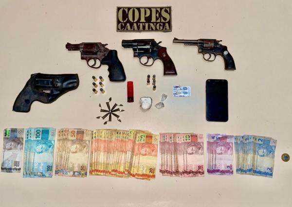 PM-AL apreende quantia em dinheiro, cocaína e três armas de fogo em ação no Sertão