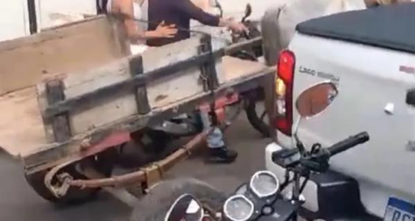 VÍDEO: Mulher e criança ficam feridas após capotamento de carroça em Maceió