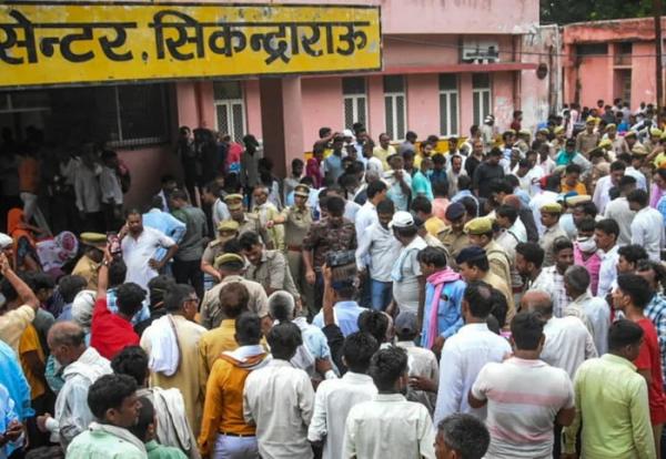 Debandada em encontro religioso na Índia deixa 116 mortos por esmagamento
