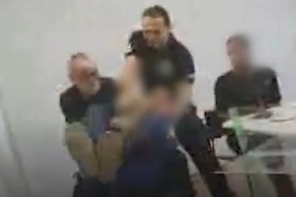 VÍDEO: Preso destrói sala de audiência após saber que ficará na cadeia