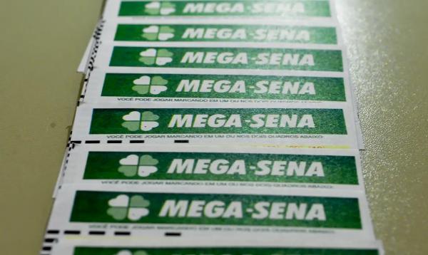 Três apostas acertam as seis dezenas da Mega-Sena