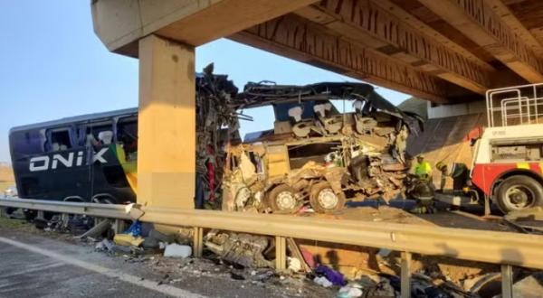 Acidente com ônibus no interior de SP mata 10 pessoas e fere 42