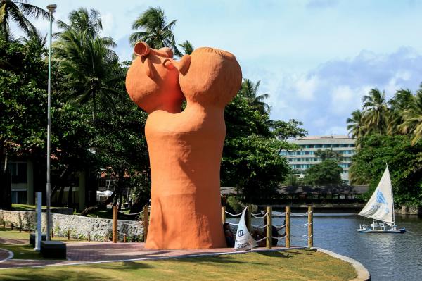 Programa Alagoas Feita à Mão vai restaurar escultura O Beijo, de Dona Irinéia