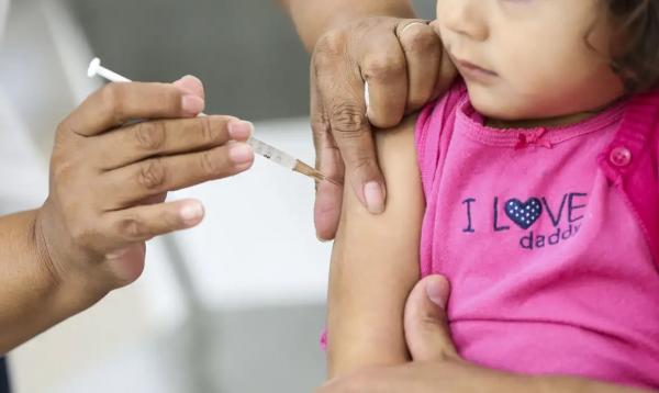 Secretaria de Saúde pede que pais vacinem seus filhos contra a dengue