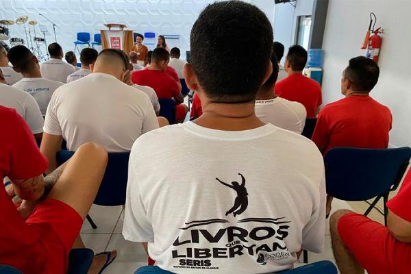 ‘Livros que Libertam”: custodiados participam de primeiro grupo de discussão no Baldomero Cavalcante