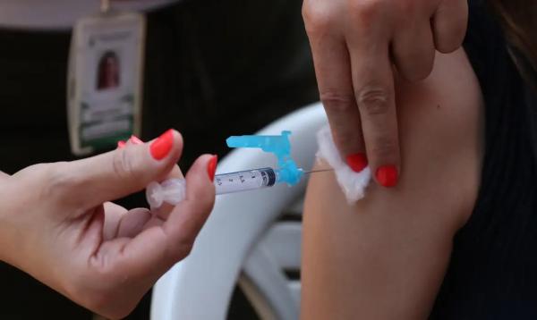 Vacina nacional contra covid está em fase avançada, diz ministra 
