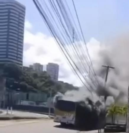 Ônibus pega fogo no bairro do Poço, em Maceió
