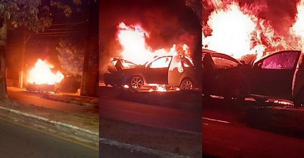 [vídeo] Carro pega fogo após colidir com poste durante a madrugada, em Maceió 
