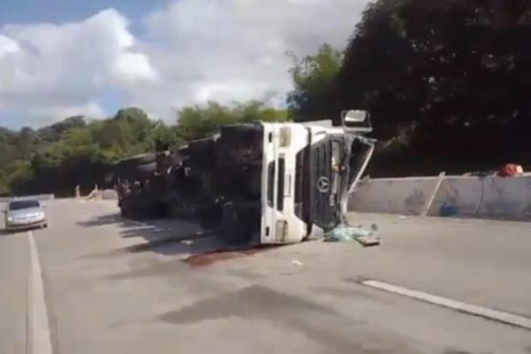 Caminhão tomba e interdita parte da BR-101 em Messias, Alagoas