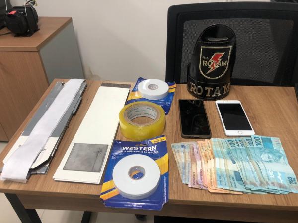 PM prende dupla suspeita de furtar cédulas em caixa eletrônico de agência bancária no Farol