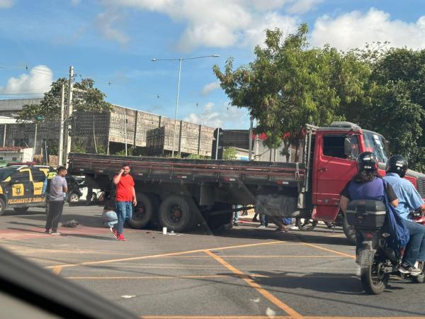 Sinal vermelho e alta velocidade: motociclista fica preso embaixo de caminhão em Maceió