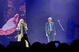 Caetano Veloso e Maria Bethânia encantam em abertura da turnê