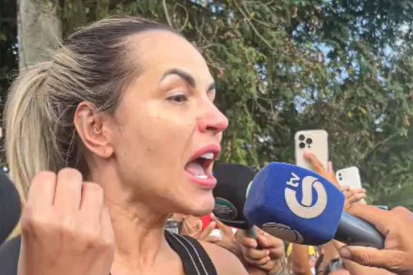 Caso Deolane: Justiça afirma que parentes da influenciadora pagaram pessoas para protestar na frente de presídio no Recife