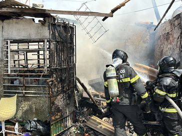 [VÍDEO]: Incêndio destrói residência com materiais recicláveis na parte alta de Maceió