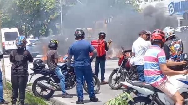 [VÍDEO]: Motociclistas protestam em frente à sede da DMTT após viatura ser flagrada derrubando mulher na rua