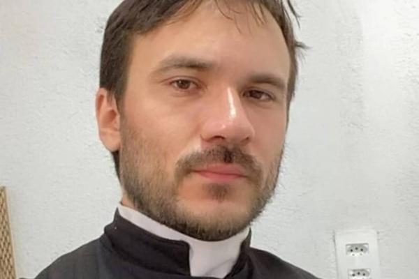 Padre Fabrício Rodrigues, famoso nas redes sociais, morre aos 29 anos após acidente de moto 