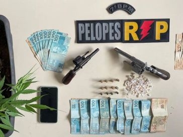 PM prende dois homens com maconha, pedras de crack, armas e mais de R$ 11 mil no Sertão de Alagoas 