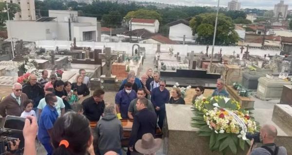 Corpo de Cid Moreira, ícone do jornalismo da televisão brasileira, é sepultado em Taubaté, SP