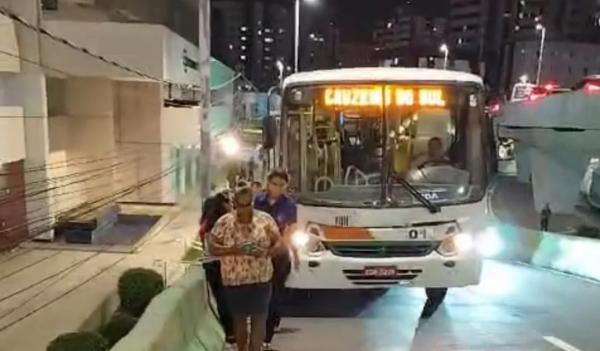 VÍDEO: Passageiros descem de ônibus da Veleiro para veículo conseguir subir ladeira