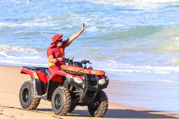 Turistas vítimas de afogamento são salvos pelos bombeiros na praia do Francês