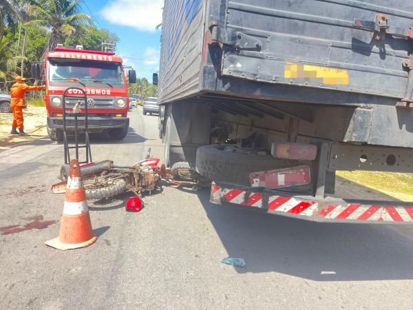 Motociclista fica ferido após acidente com caminhão na AL-101, em São Miguel dos Milagres