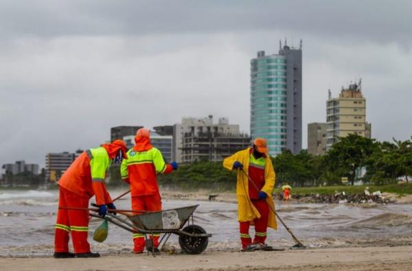 De janeiro a outubro, garis retiraram mais de 7.900 toneladas de lixo da orla marítima de Maceió 