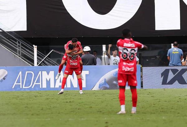 CRB vence, carimba a faixa de campeão do Santos em plena Vila Belmiro e garante a permanência na Série B