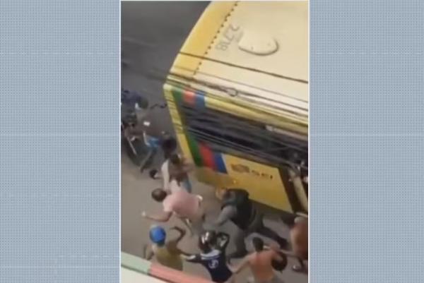 VÍDEO: PM é espancado após matar motociclista de aplicativo no meio da rua em Pernambuco