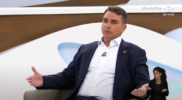 PEC das Praias pode aumentar arrecadação de impostos, diz Flávio Bolsonaro