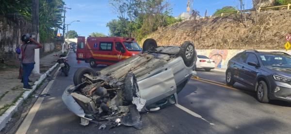 Colisão seguida de capotamento deixa jovem ferido em Maceió