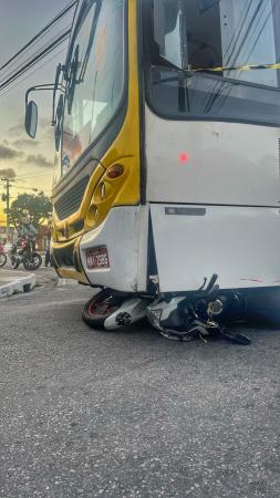 Moto bate de frente com ônibus em Maceió e deixa duas pessoas feridas