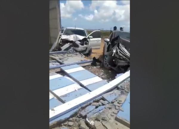 VÍDEO: Carros derrubam parte do muro do CT do CSA em Maceió