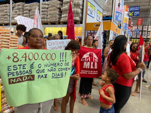 Famílias ocupam supermercado em Maceió para denunciar altos lucros com os alimentos