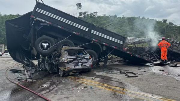 Acidente com ônibus, carreta e carro deixa 22 mortos em Minas Gerais